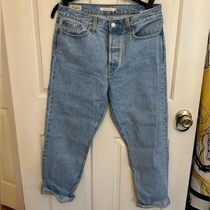 Never worn Levi’s Wedgie Straight size 29.